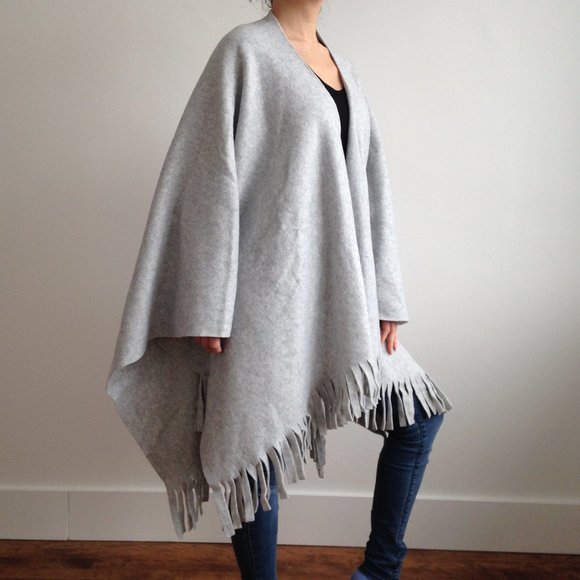 *NWOT* Light Grey Cozy Polar Fleece Poncho Blanket - Picture 2 of 10